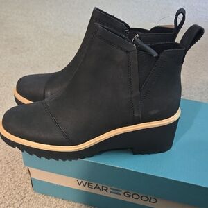 Toms Black Ankle Boots with Elastic Panels and Platform Heel Size 7
